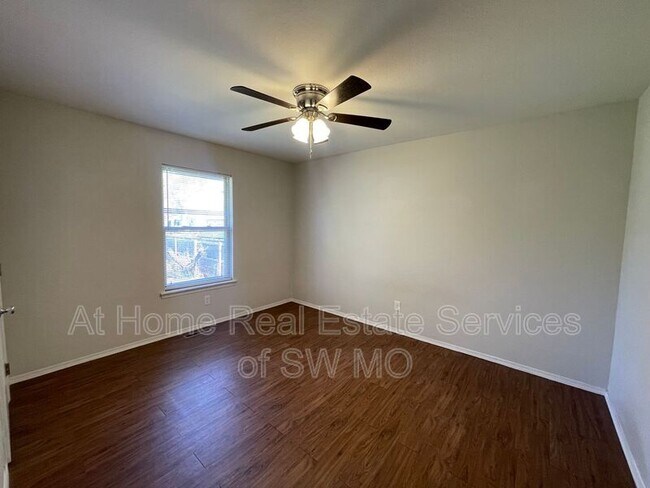 Foto del edificio - 219 E Glenwood St