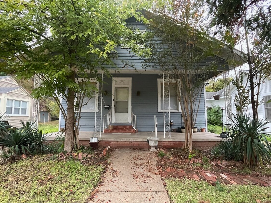 Primary Photo - 2220 Olive St - Alexandria, off Chester