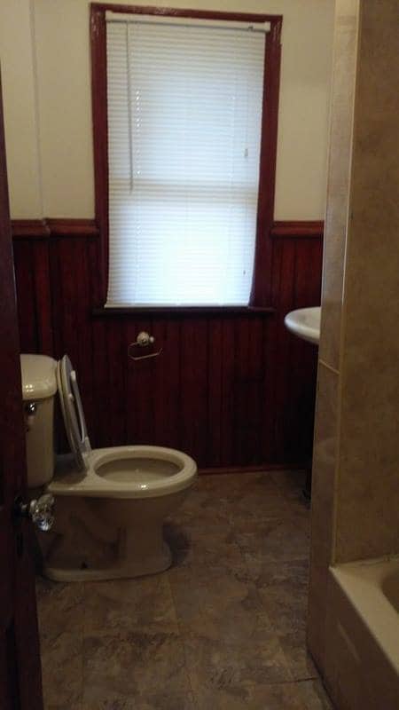 Building Photo - 4 bedroom, 1 bath, 3 story half double house