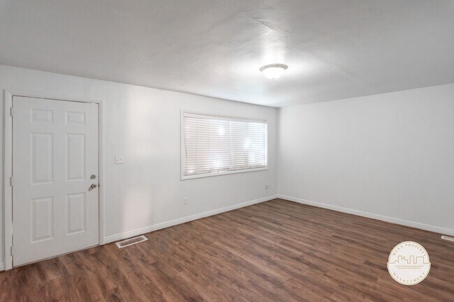 Building Photo - Beautiful 3 Bed 1 Bath Duplex in Provo! Co...