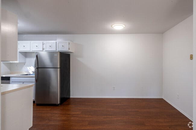 2BR, 1BA - 782SF - Dining Room - Lamplight Village Apartments