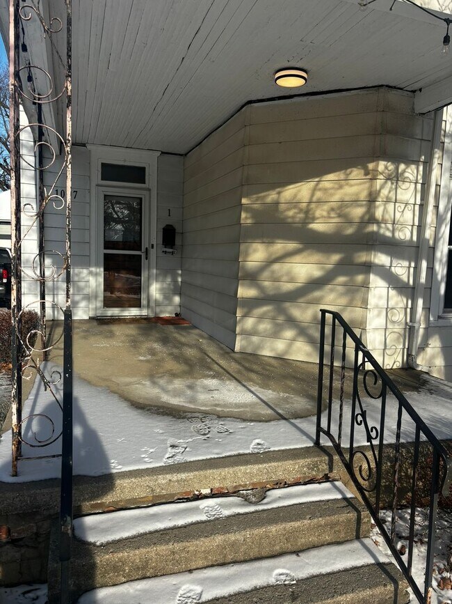 Building Photo - 1007 Lake Ave