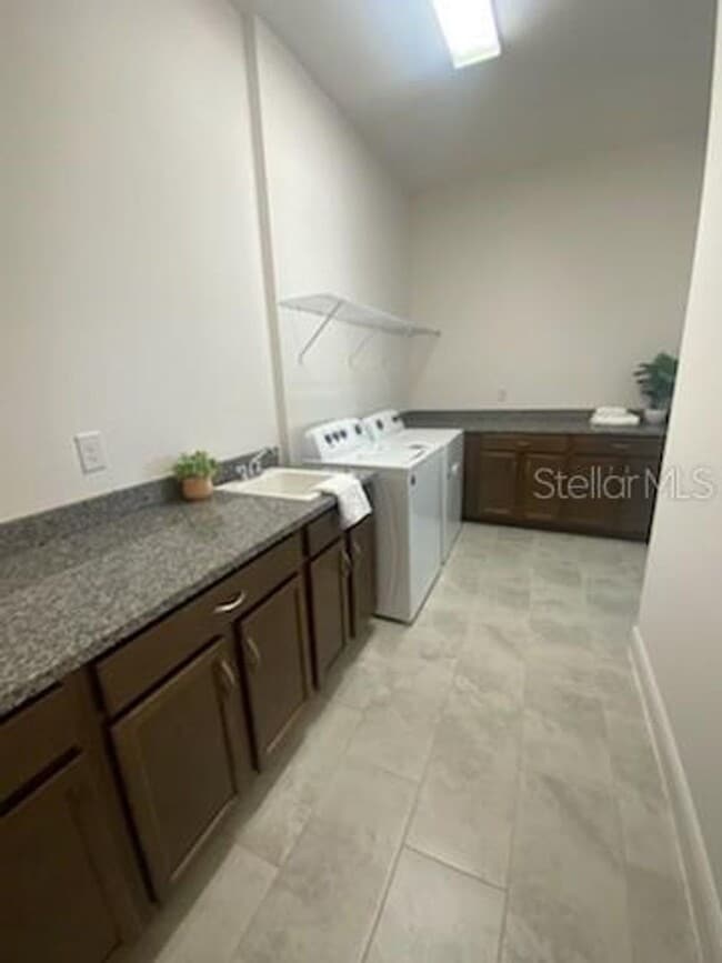 Building Photo - 2543 Yellow Brick Rd