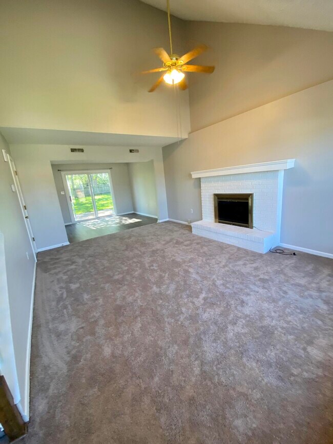 Building Photo - 560 W Southampton Dr