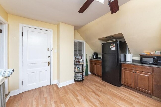 Building Photo - 3 bedroom in Chicago IL 60657
