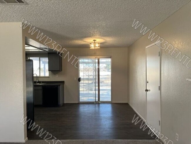 Building Photo - LAKE LOS ANGELES 3BD/2BATH HOUSE