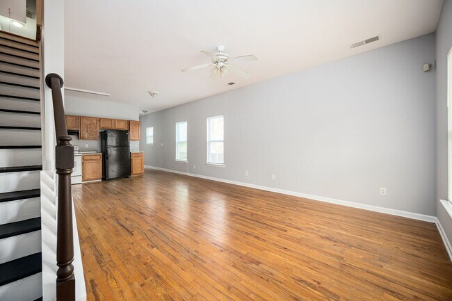 Sala de estar y cocina - 1026 Sims Ave NW