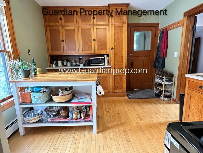 Foto del edificio - Northeast Spacious Upper Level Duplex, Har...