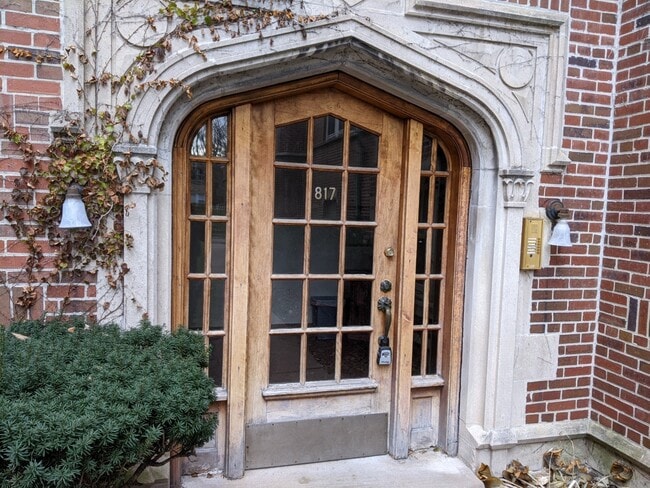Building Photo - 817 Brummel St