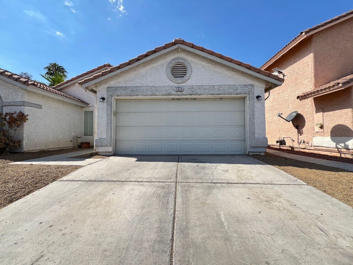 Primary Photo - Very nice single-family house