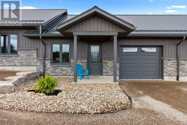 Building Photo - 18 Maple Golf Crescent