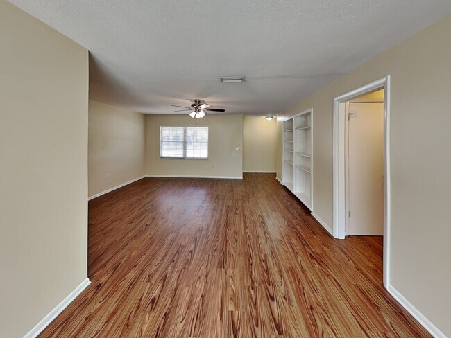 Building Photo - 1404 W Winnemissett Ave