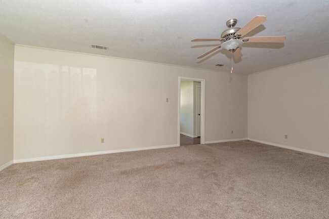 Building Photo - VERY large home in a great location!!