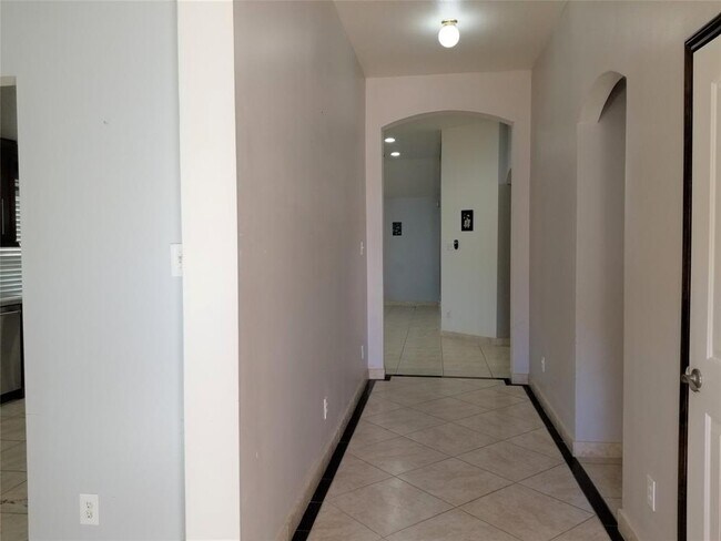Building Photo - 10434 N Fallen Bough Dr