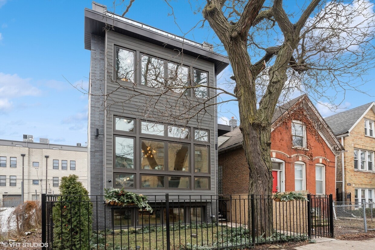 Primary Photo - 2331 W Moffat St
