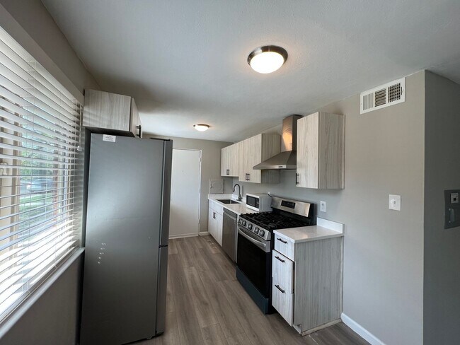 Foto del edificio - Beautifully Renovated 3 Bedroom; Right on ...