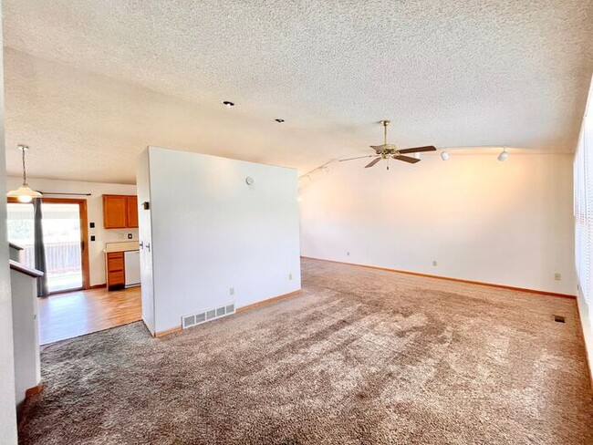 Foto del edificio - Spacious 4 Bed 3 Bath Home with 2-Car Atta...