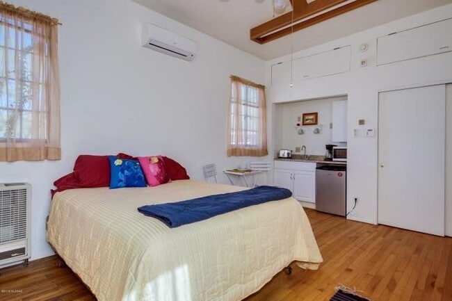 Foto del edificio - Pre-Lease August 2026 Adorable UofA Bungalow Updated Kitchen, A/C,  Covered Patio,  4 Blocks from...