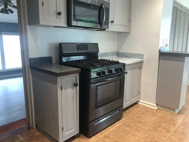 Foto del edificio - PERFECT STARTER HOME IN BROADMOOR
