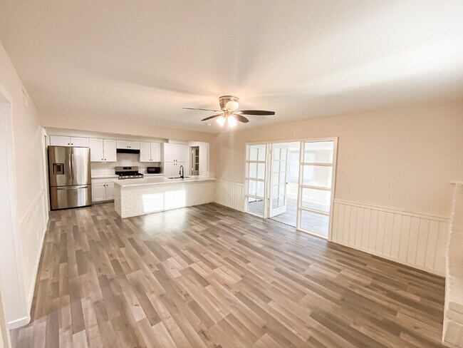 Building Photo - 21 E Alameda Dr