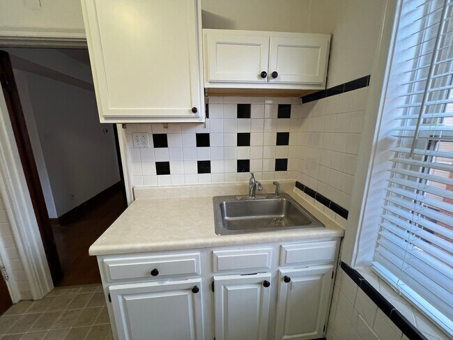 Foto del edificio - One Bedroom Apartment in Richmond Heights with One Month Free Move-In Special!
