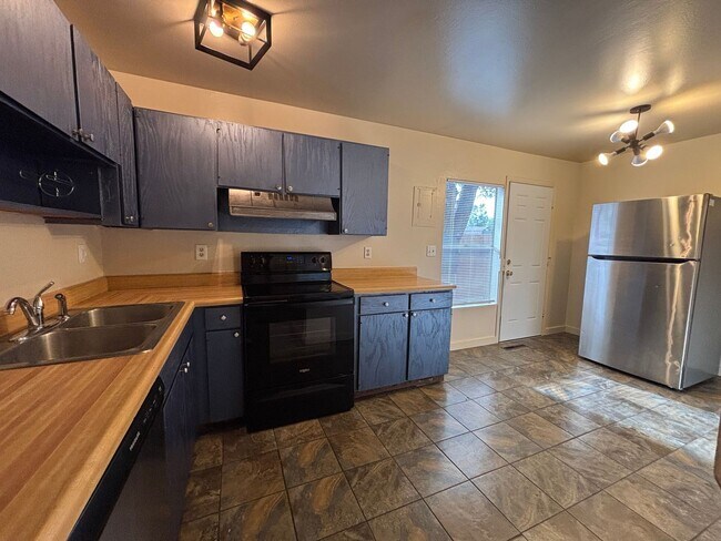 Foto del edificio - 4 bed 1.5 bath Ranch Style Home with Basem...