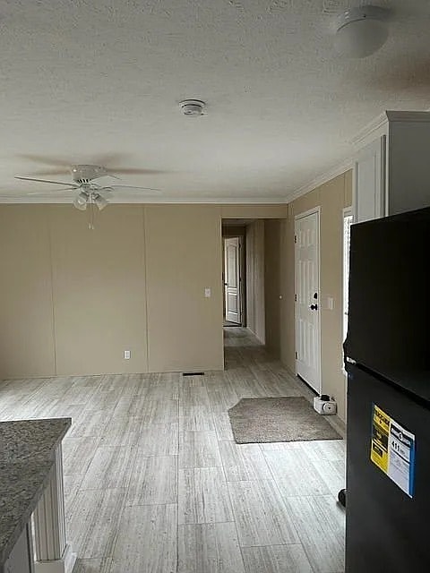 Building Photo - 551 S Leonard Ave