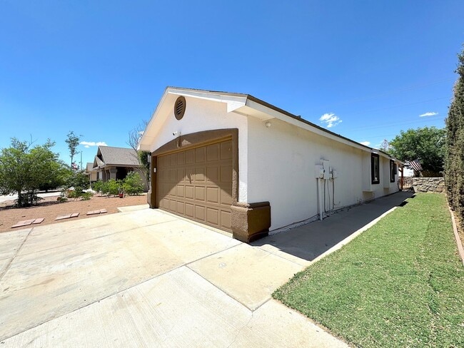 Building Photo - East El Paso 3 bed Refrig A/C with Gorgeous Yard!