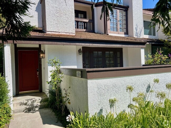 Building Photo - 1586 Palisades Dr