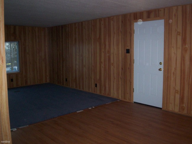 Building Photo - 921 Mounts Rd