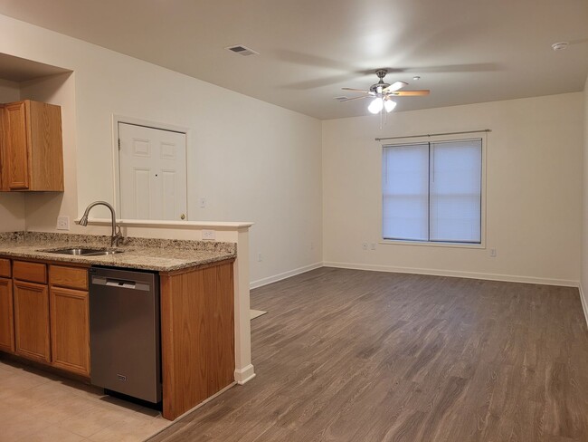 Building Photo - 670 Bassett Dr