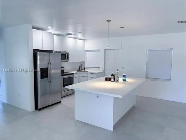 Building Photo - 601 De Leon Dr