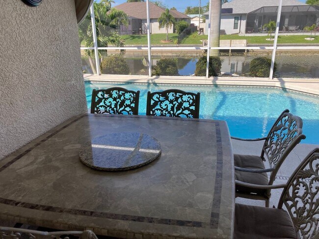 Foto del edificio - Short term FULLY FURNISHED vacation rental ,3/2 Pool Home on canal