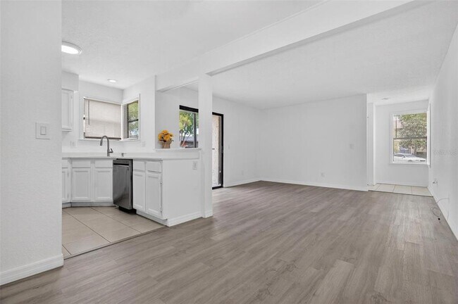 Foto del edificio - 2929 Antique Oaks Cir