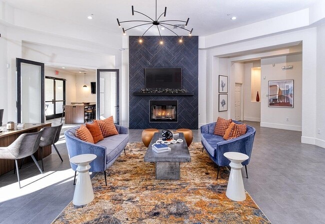 Pase el rato, relájese y disfrute de nuestro elegante vestíbulo - SolVida Central