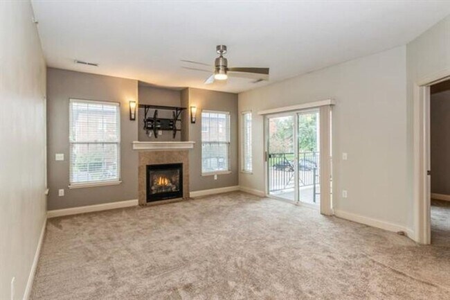 Foto del edificio - AUGUST 2026!!! Beautiful 2 Bedroom, 2 Bath Condominium in University Heights