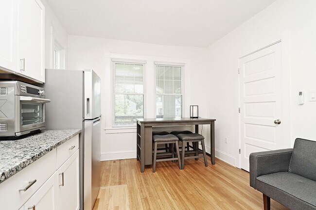 Foto del edificio - Furnished, Light-Filled Apartment With Utilities Included