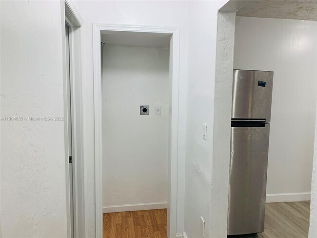 Foto del edificio - 651 NE 86th St