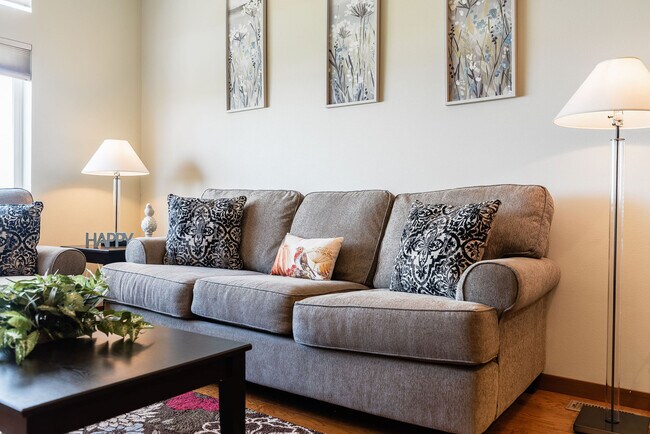 Foto del edificio - Lincoln Square Townhomes