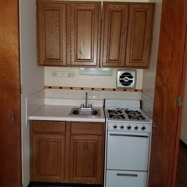 Building Photo - Great Location at a Great Price! 1BR/1BA W...