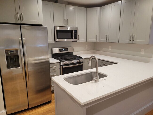 Building Photo - Sunny 3 BR/3.5 BA EOG Townhome in Hillcrest!
