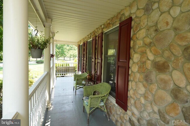 Foto del edificio - 11 Endicott Ln
