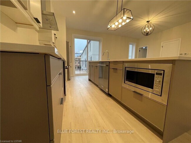 Photo du bâtiment - Stunning Sunningdale Condo for Rent!  3 Bd...