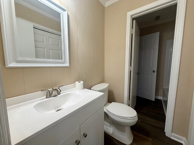 Building Photo - Two Bedroom Condo in Walking Distance to Hilton Head Island Beaches!