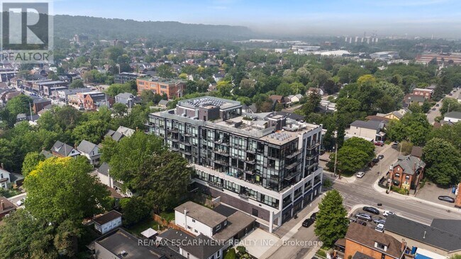 Photo du bâtiment - 101-101 Locke St S