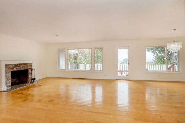 Foto del edificio - 3 Bed / 3 Bath + Bonus room pet friendly M...