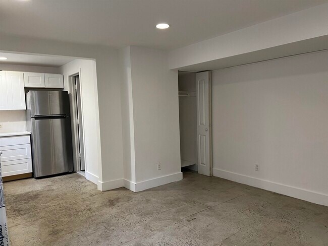 Building Photo - 9027 Riverside Pl