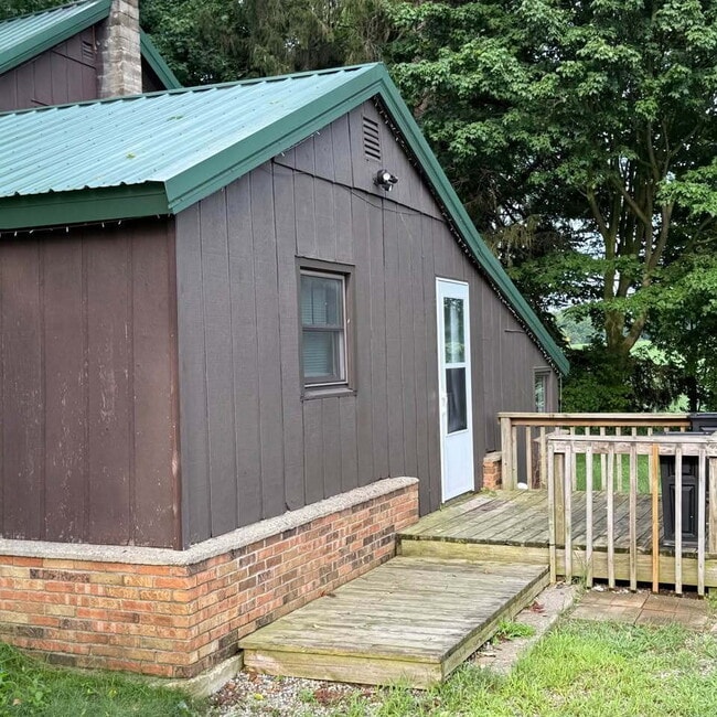 Building Photo - Updated Farmhouse for rent in private sett...