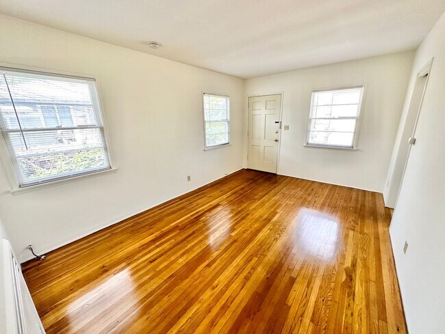 Foto del edificio - Private & Secured 2 Bedroom Apartment in Alamitos Beach - MOVE IN SPECIAL