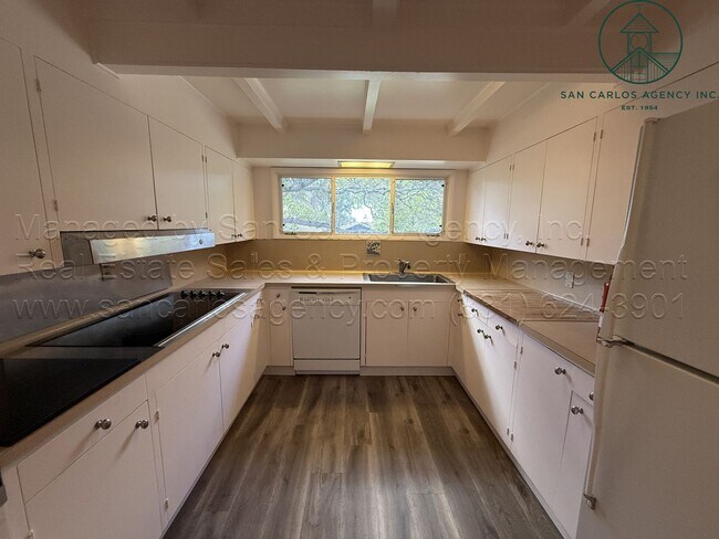 Foto del edificio - Refreshed Three Bedroom Home in the Heart of Carmel-by-the-Sea's Golden Rectangle